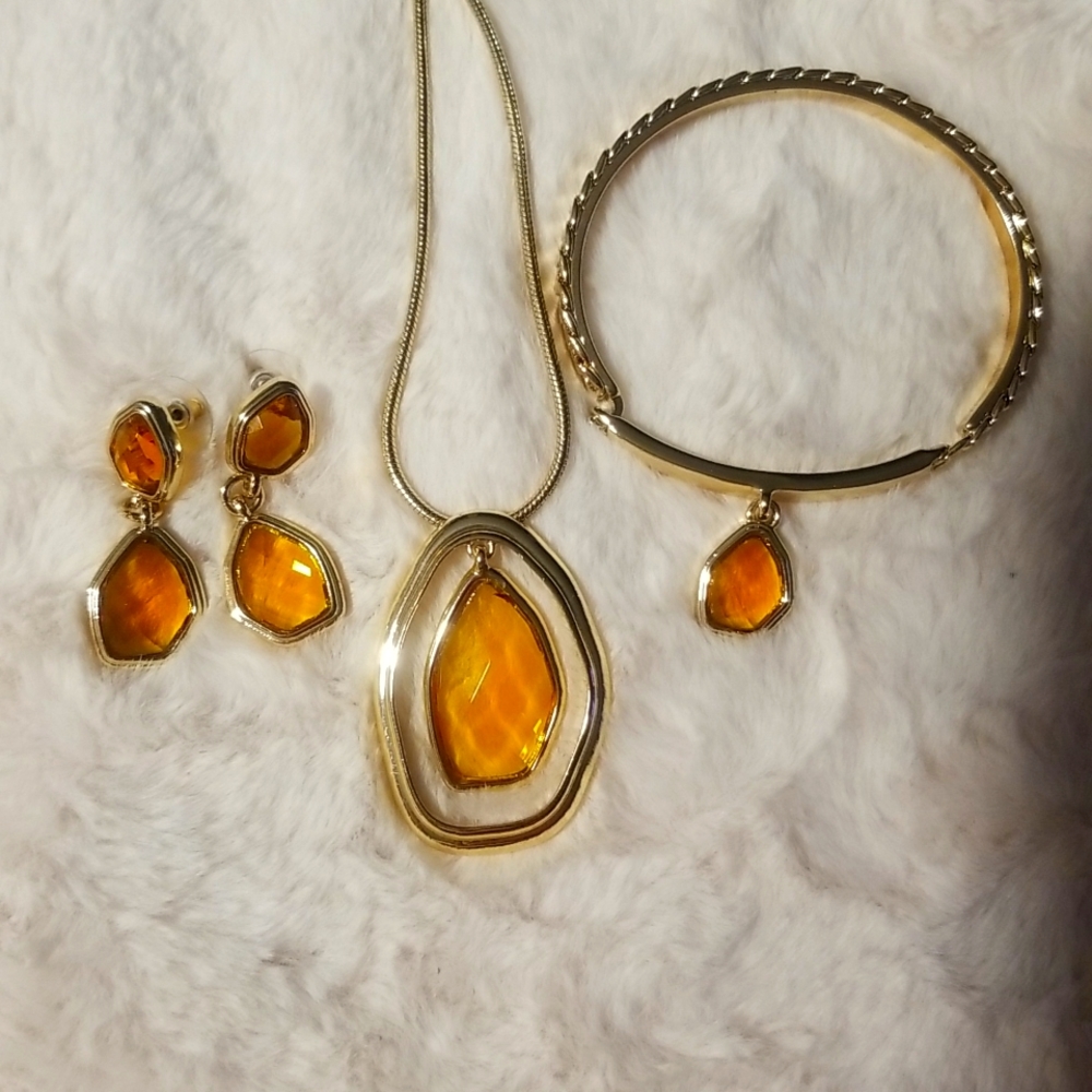 VTG Gold tone and Amber colored jewelry set FREE WITH ANY ORDER over $10